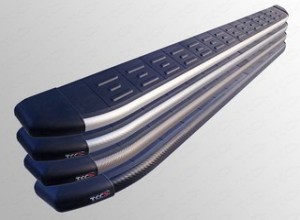 Обвес для AUDI Q5 2008-2016 Пороги алюминиевые с пластиковой накладкой (карбон черные) 1820 мм