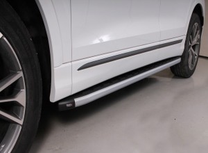 Обвес для AUDI Q8 2019- Пороги алюминиевые с пластиковой накладкой (карбон серебро) 2020 мм