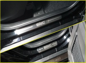 Обвес для BAIC BJ40 2.0L 4WD 2023- Накладки на пороги (лист шлифованный надпись BAIC) 4шт