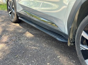 Обвес для GEELY Atlas 2023- Пороги алюминиевые Slim Line Black 1820 мм