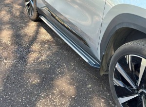 Обвес для GEELY Atlas 2023- Пороги алюминиевые Slim Line Silver 1820 мм