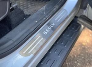 Обвес для GEELY Atlas 2023- Накладки на пороги (лист шлифованный падпись Geely) 4шт