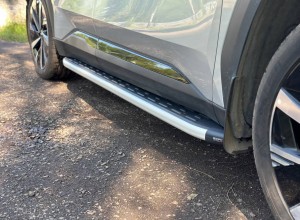 Обвес для GEELY Atlas 2023- Пороги алюминиевые с пластиковой накладкой 1820 мм