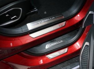 Обвес для GEELY Tugella 2020-2022 Накладки на пластиковые пороги (лист шлифованный надпись Tugella) 4шт