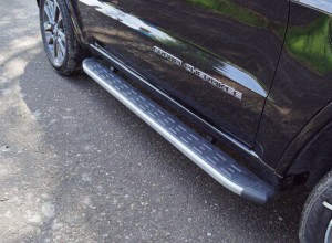 Обвес для JEEP Grand Cherokee 2017- Пороги алюминиевые с пластиковой накладкой (карбон серебро) 1820 мм