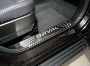Обвес для HAVAL F7X (2.0L 4WD) 2022- Накладки на пластиковые пороги (лист шлифованный надпись Haval) 2шт