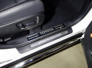 Обвес для TOYOTA Highlander 2017-2020 Накладки на пластиковые пороги (лист зеркальный надпись Toyota) 2шт
