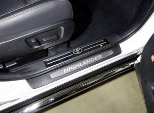 Обвес для TOYOTA Highlander 2017-2020 Накладки на пластиковые пороги (лист зеркальный логотип Toyota) 2шт