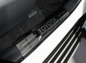 TOYOTA RAV4 2019- Накладки на пластиковые пороги (лист зеркальный надпись Toyota) 4 шт