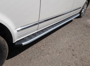 Обвес для VOLKSWAGEN Caravelle 2017- Пороги алюминиевые с пластиковой накладкой (карбон серебро) 2520 мм