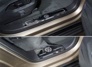 Обвес для VOLKSWAGEN Touareg 2018- Накладки на пластиковые пороги (лист зеркальный логотип VW) 4шт